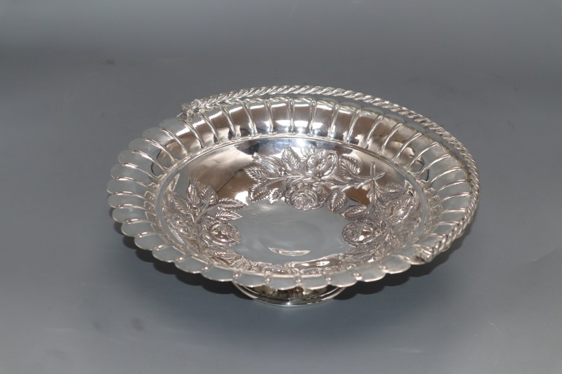 A late Victorian silver circular fruit basket, Mappin & Webb, Sheffield, 1888, diameter 27.3cm, 21.5 oz.